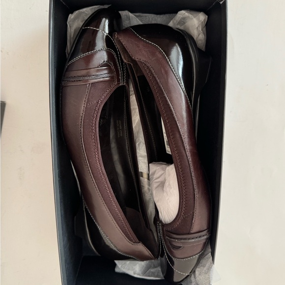 Tahari Dark Brown Leather and Patent Trim Low Heel Flats. Size: 8 - Picture 2 of 9